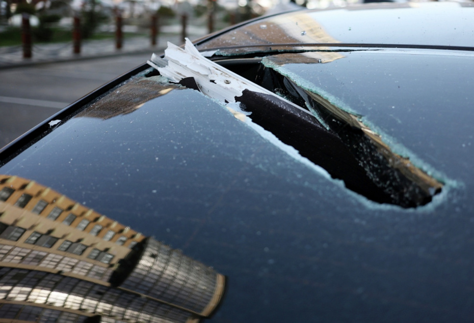 Автомобиль, поврежденный в результате атаки БПЛА ВСУ