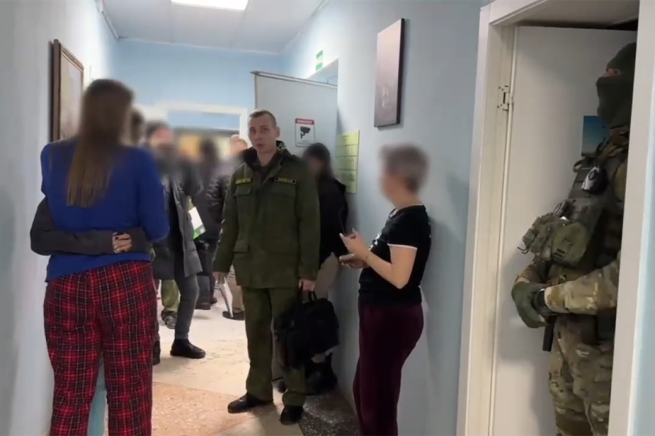 Правоохранительные органы производят обыск и задержание