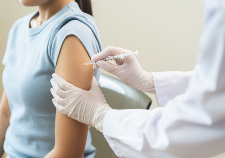 Врач рассказала, как бесплатно привиться от клещевого энцефалита