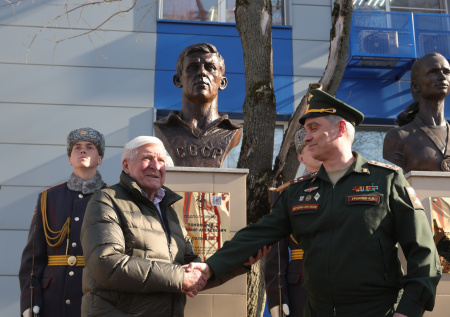 На Аллее спортивной славы ЦСКА открыли бюст Владимира Пономарева
