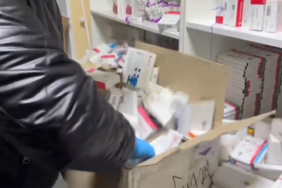 Правоохранительные органы производят обыск и задержание