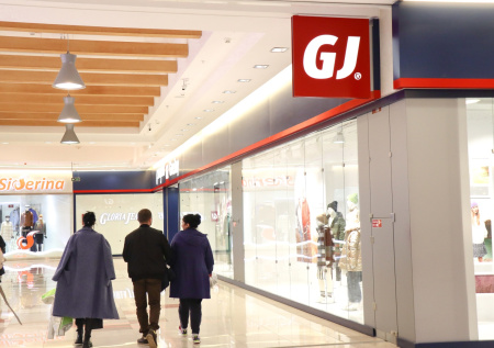 Известный магазин одежды и обуви закроет около 150 точек в России