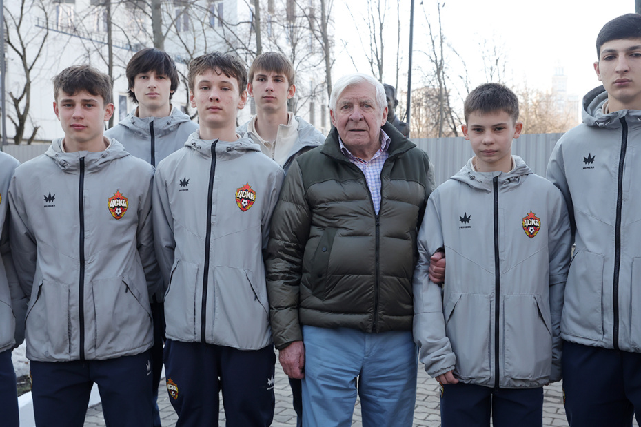 Россия. Москва. Бывший футболист ЦСКА и участник чемпионата мира 1966 года в составе сборной СССР Владимир Пономарев с молодыми футболистами на церемонии открытия бюста на Аллее славы ЦСКА