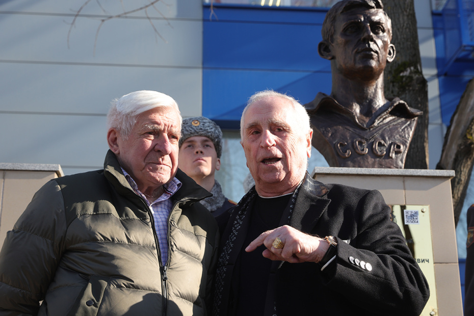 Россия. Москва. Бывший футболист ЦСКА и участник чемпионата мира 1966 года в составе сборной СССР Владимир Пономарев и экс-вратарь сборной СССР Анзор Кавазашвили на церемонии открытия бюста на Аллее славы ЦСКА