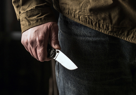 «В поисках жертвы»: неадекват с ножом напал на сотрудницу заправки