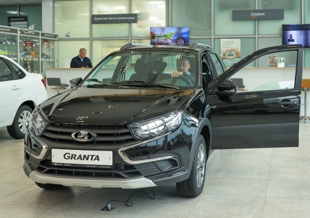 Названа средняя цена нового отечественного автомобиля