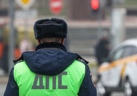 Машина ДПС на высокой скорости врезалась в грузовик и загорелась