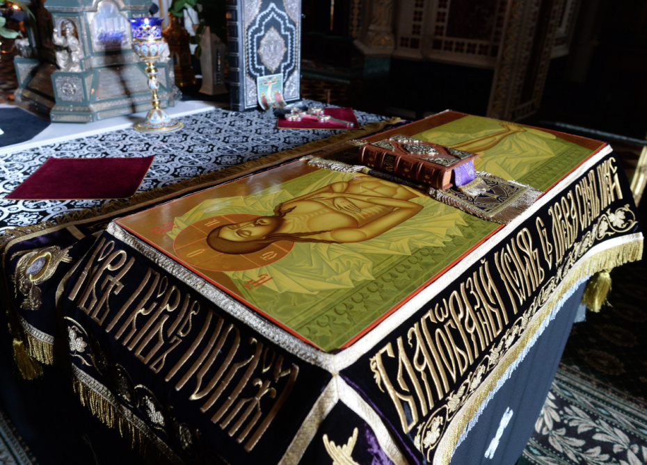 Плащаница во время патриаршего богослужения в Великую пятницу в храме Христа Спасителя