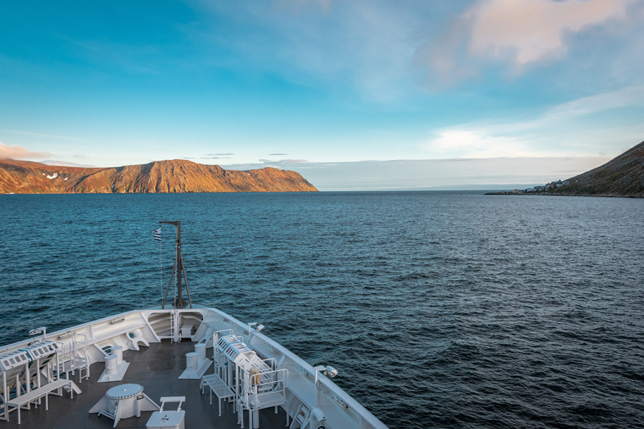 Экспедиционное судно и острова Диомида в центре Берингова пролива