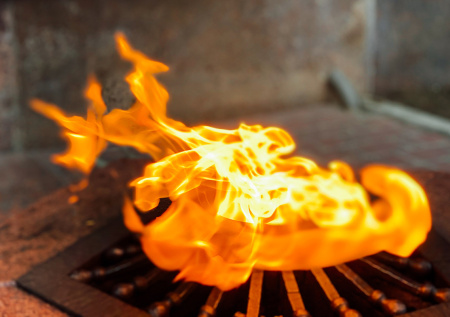 Пьяный мужчина обжег провода в Вечном огне, чтобы сдать их на металлолом