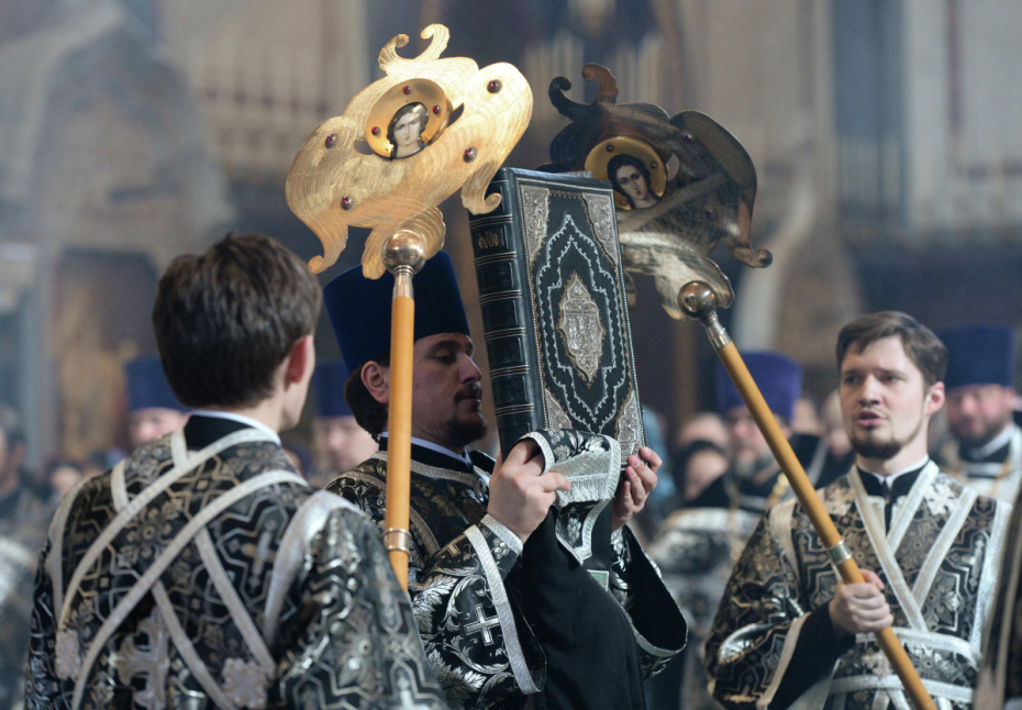 Священнослужители во время патриаршего богослужения в Великую пятницу в храме Христа Спасителя