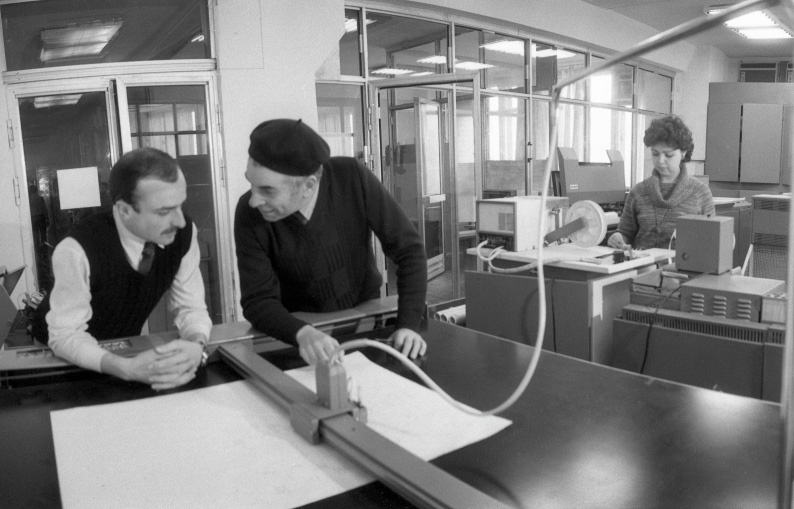 Сотрудники конструкторского бюро производственного объединения «Электротяжмаш» за работой