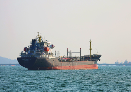 Иран задумался о платном проходе судов через Ормузский пролив