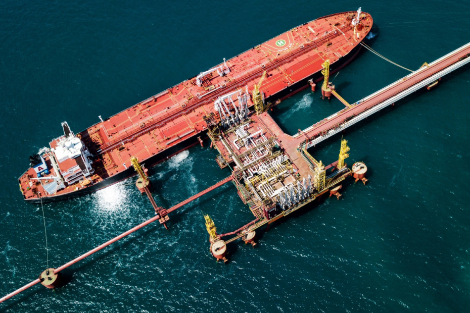 Нефтяной танкер у нефтеналивного терминала перевалочного комплекса «Шесхарис» в Краснодарском крае