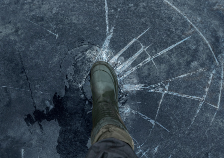 Семилетний мальчик провалился под лед и погиб в Красноярском крае