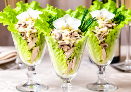 Порционный салат «Орхидея» для женских посиделок: с нежной куриной грудкой, грибами, ни грамма майонеза — вкусно и просто