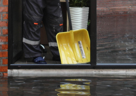 Талая вода затопила часть дороги и плотину в одном регионе