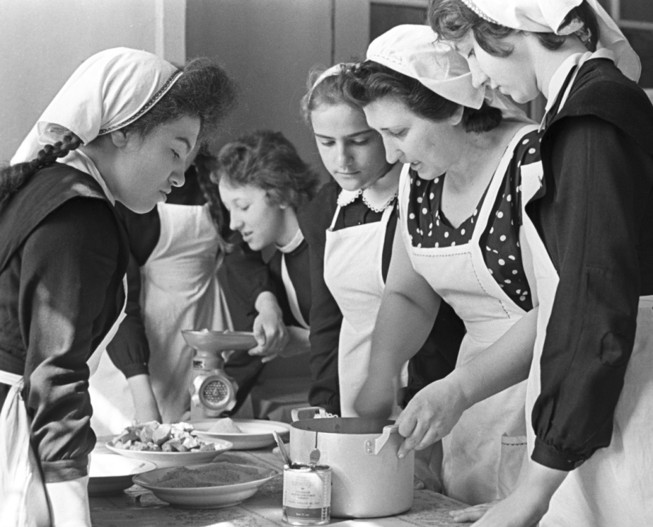 Преподаватель московской общеобразовательной средней школы № 155 Валентина Пранесенник во время урока кулинарии с ученицами 8-го класса, 1963 год