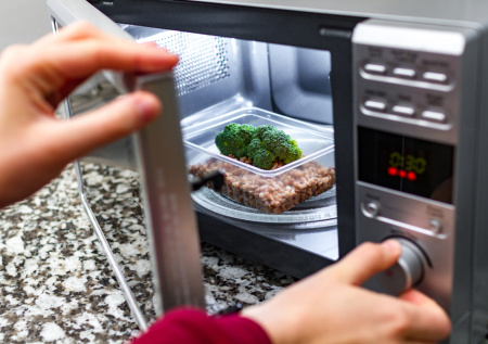 5 продуктов, которые нельзя готовить в микроволновке: яйца — только начало