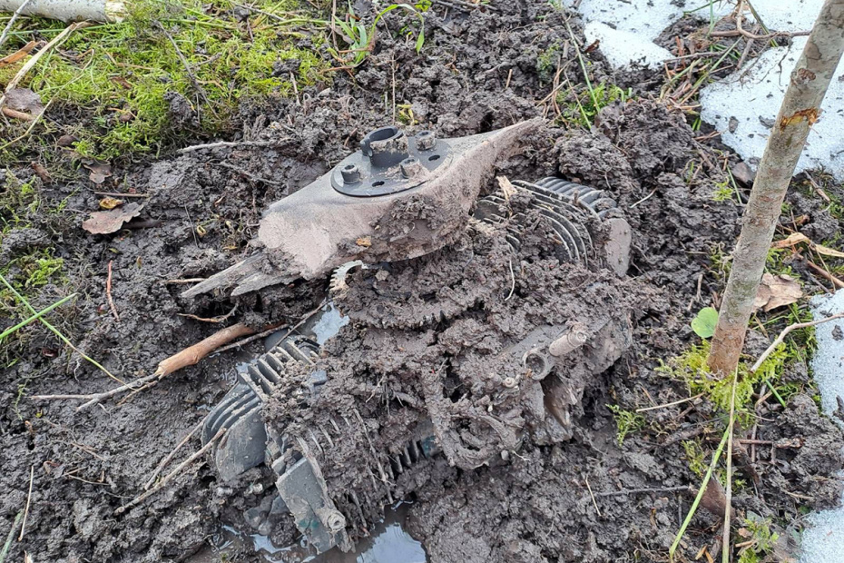 Фрагмент украинского БПЛА, который залетел в воздушное пространство Латвии и потерпел крушение в Краславском районе