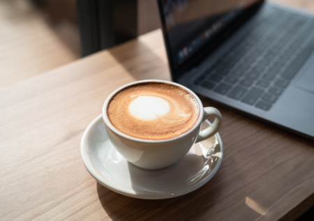 Врач назвал признаки переизбытка кофе