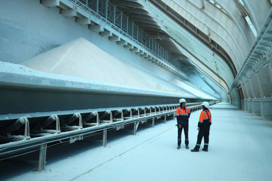 Сотрудники на складе готового продукта (хлорида калия) на предприятии «Еврохим ВолгаКалий» в Волгоградской области