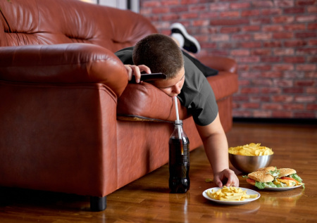 Врач раскрыл, как решить проблему переедания ребенка из-за буллинга в школе