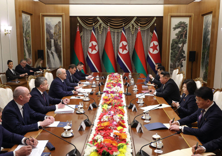 «Если враги появятся»: Лукашенко вручил Ким Чен Ыну необычный подарок