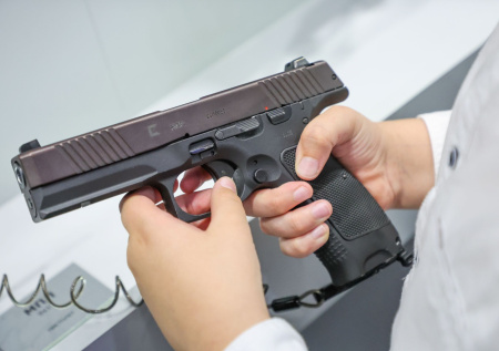 Напавший на учительницу и одноклассницу юноша принес в школу целый арсенал