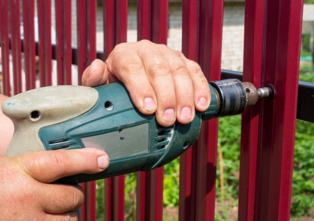 Россиянам рассказали, чем может обернуться установка забора на даче