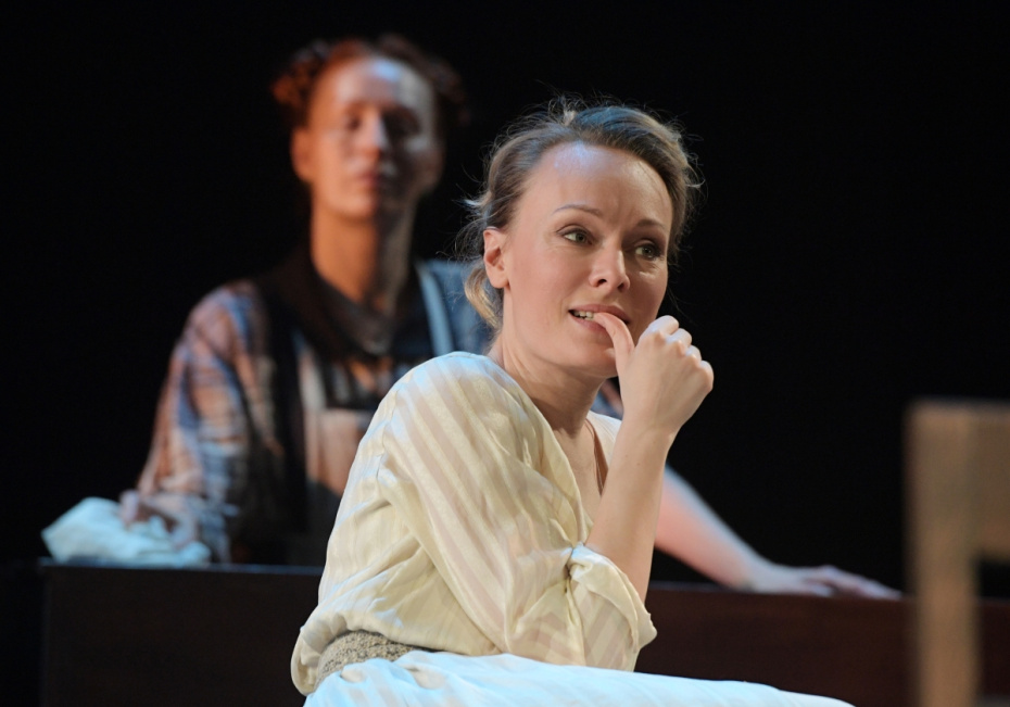 Ольга Ломоносова в роли Анны Петровны Войницевой в сцене из спектакля «Платонов» в Театре сатиры в Москве