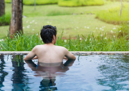 Мужчина каждый день кошмарил прохожих, купаясь в реке голышом