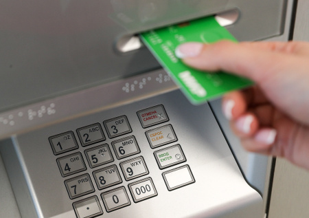 Россиянам рассказали, сколько денег безопасно хранить на карте