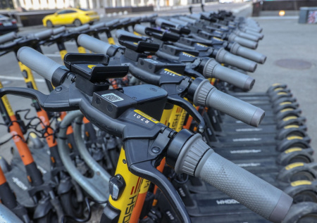 Россиян предупредили о хитром способе мошенничества в кикшеринге