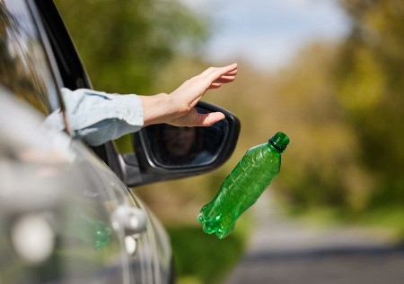 Россиянам рассказали, чем грозит выброс мусора из окна машины