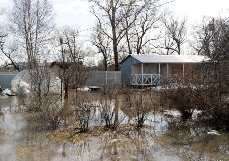 Дачникам дали советы, как уберечь дом в период весеннего паводка