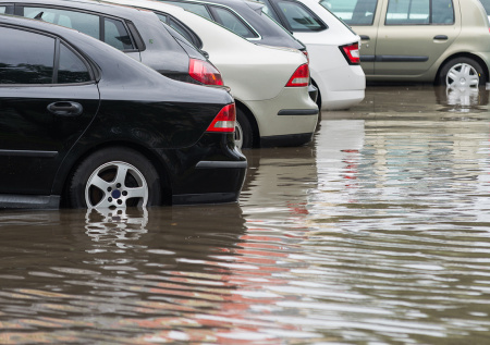В Перми затопило несколько улиц из-за прорыва коллектора