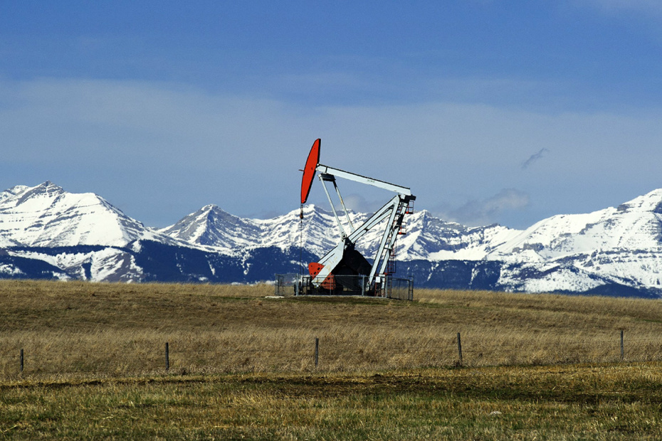 Станок-качалка на фоне скалистых гор в Альберте