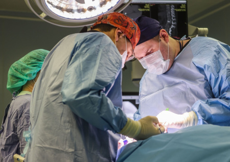 Московские врачи провели 65-летней женщине уникальную операцию на сердце