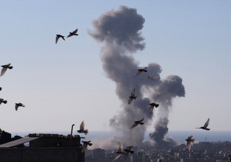 США и Израиль нанесли удар по жилому району в иранском Куме