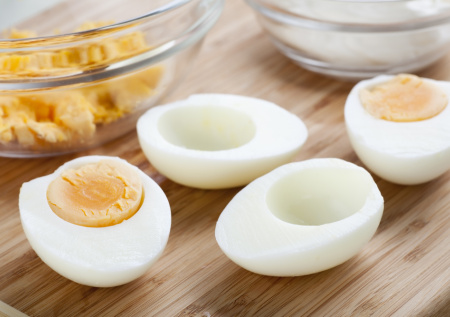 «Не всегда фермерские»: раскрыта правда о ярких яичных желтках