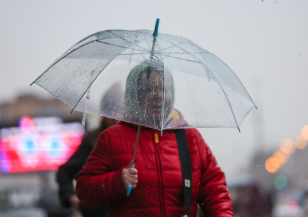 Проливные дожди и жара до +20? Погода в Москве в начале недели: чего ждать