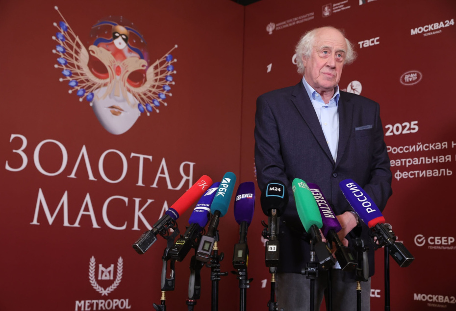 Москва. Актер Сергей Мигицко перед началом церемонии вручения специальных премий «Золотая маска»