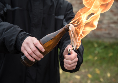 Житель Красноармейска в одиночку спалил украинский пикап с дронами