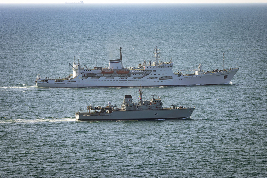 Британский тральщик HMS Cattistock сопровождает океанографическое исследовательское судно «Адмирал Владимирский» в Ла-Манше, 2025 год