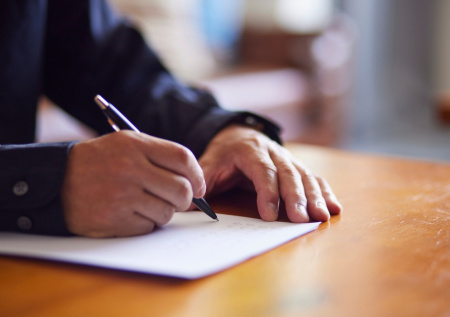 Россиянам объяснили, о чем могут сигнализировать резкие изменения в почерке