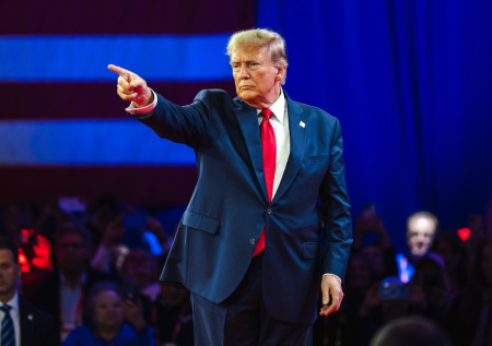 Депутатов Госдумы одарили в США носками с Трампом