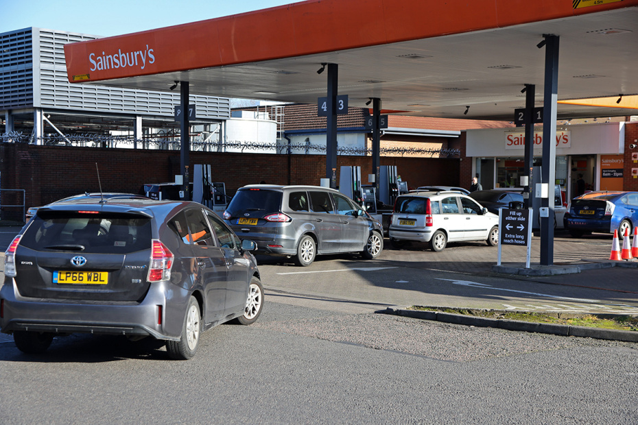 Автомобилисты в очереди на автозаправочной станции Sainsbury's в Лондоне