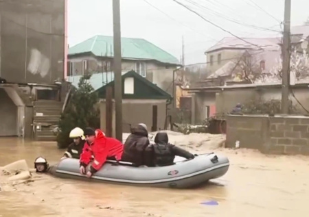 Ребенка смыло потопом прямо на улице в Махачкале