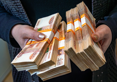 Российские пенсионеры вложили баснословную сумму в «новую МММ» и прогорели